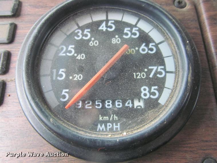 image for item DA1053 2002 Freightliner FLD120 semi truck