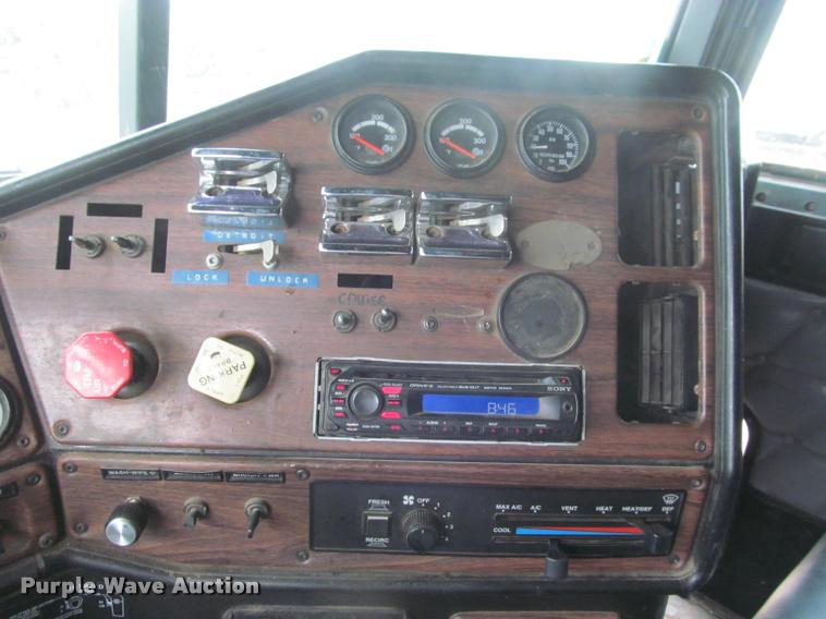 image for item DA1053 2002 Freightliner FLD120 semi truck