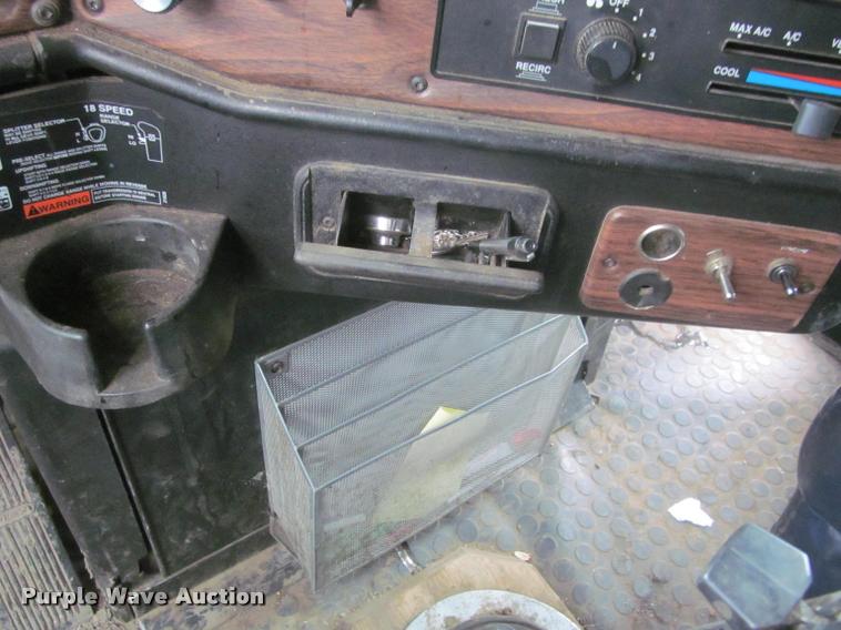 image for item DA1053 2002 Freightliner FLD120 semi truck