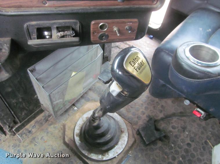 image for item DA1053 2002 Freightliner FLD120 semi truck