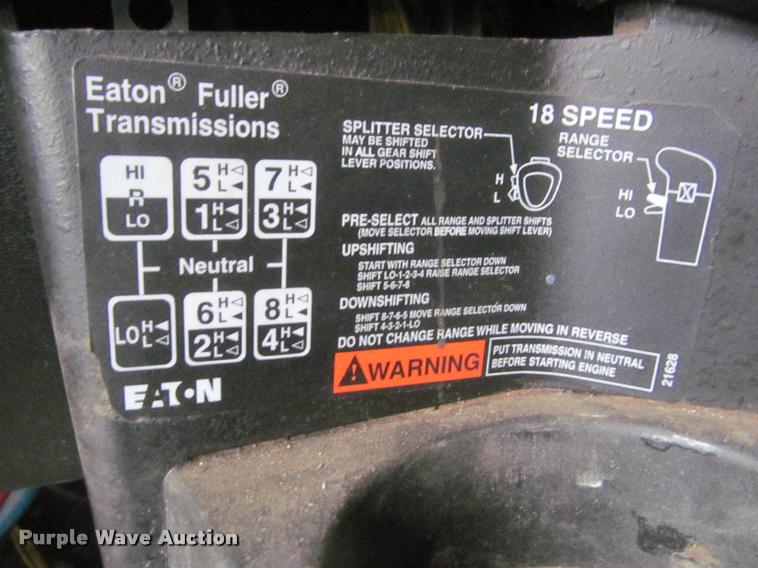 image for item DA1053 2002 Freightliner FLD120 semi truck