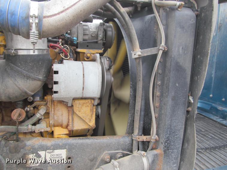 image for item DA1053 2002 Freightliner FLD120 semi truck