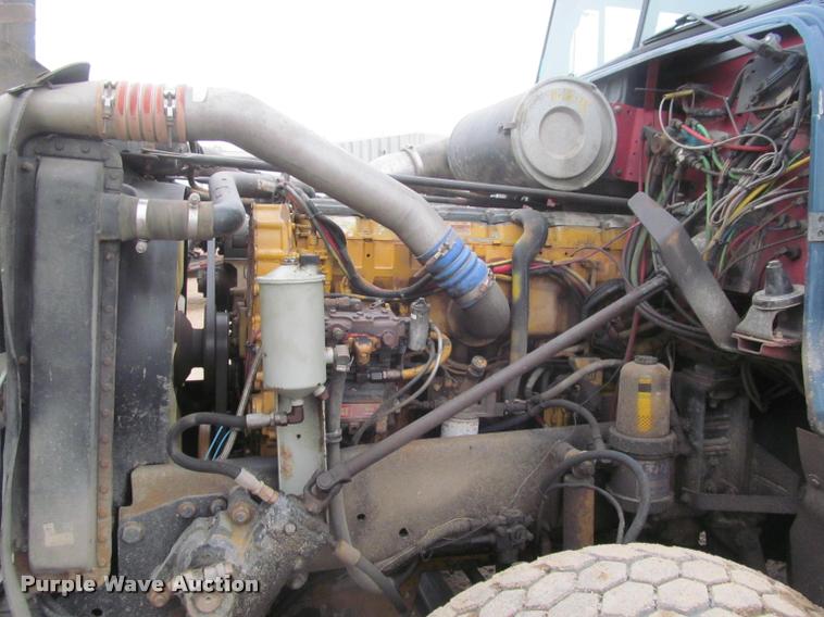 image for item DA1053 2002 Freightliner FLD120 semi truck