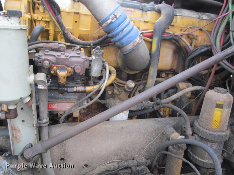 image for item DA1053 2002 Freightliner FLD120 semi truck