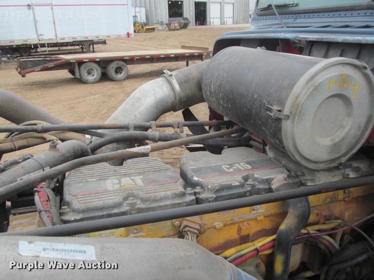 image for item DA1053 2002 Freightliner FLD120 semi truck