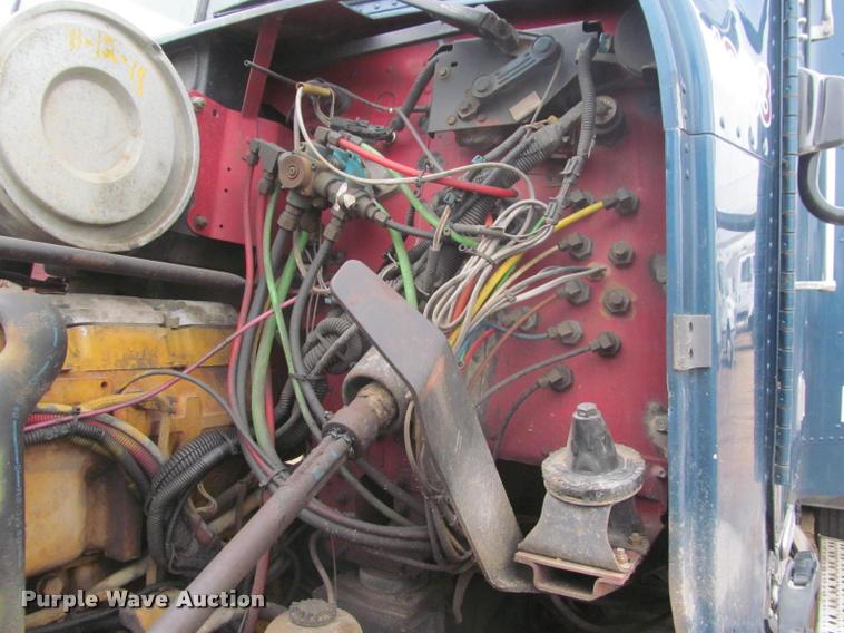 image for item DA1053 2002 Freightliner FLD120 semi truck