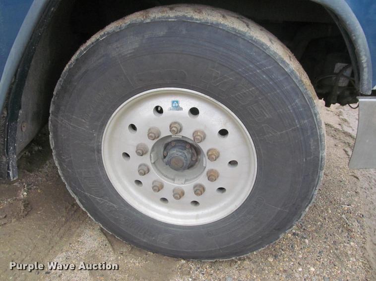 image for item DA1053 2002 Freightliner FLD120 semi truck