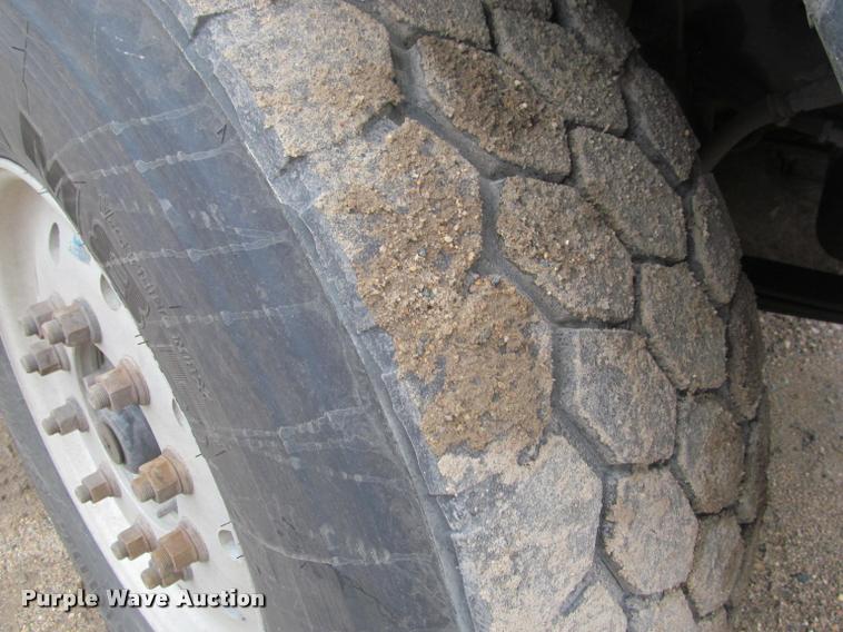 image for item DA1053 2002 Freightliner FLD120 semi truck