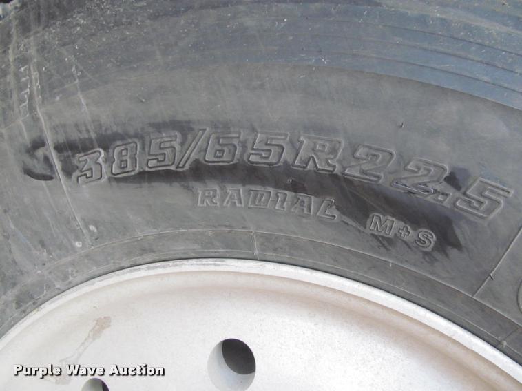 image for item DA1053 2002 Freightliner FLD120 semi truck