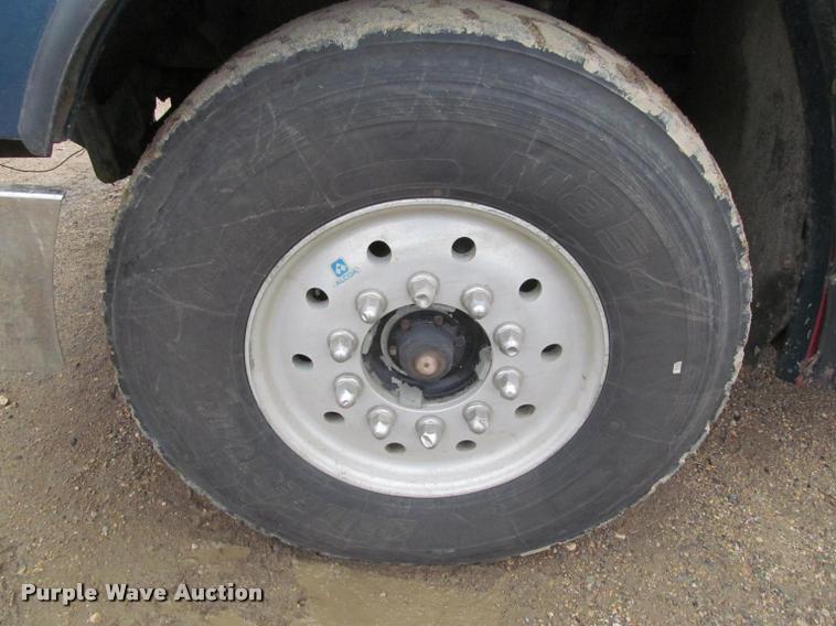 image for item DA1053 2002 Freightliner FLD120 semi truck