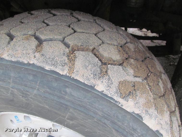 image for item DA1053 2002 Freightliner FLD120 semi truck