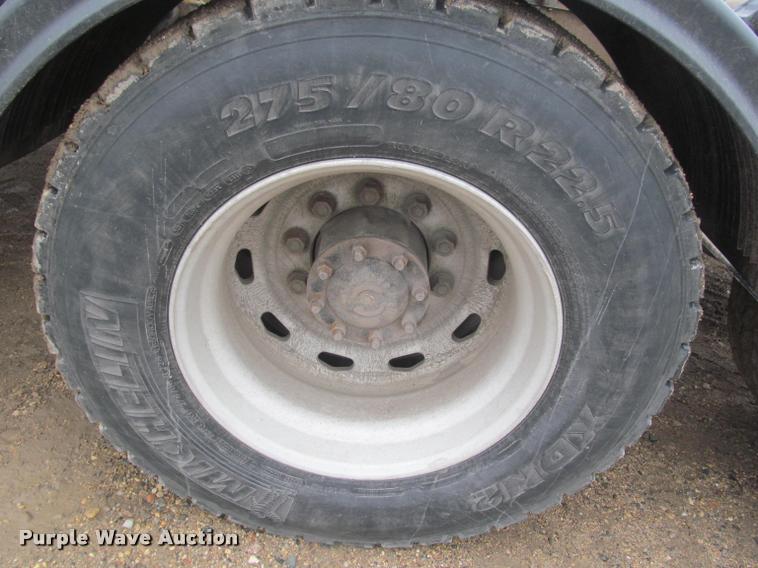 image for item DA1053 2002 Freightliner FLD120 semi truck