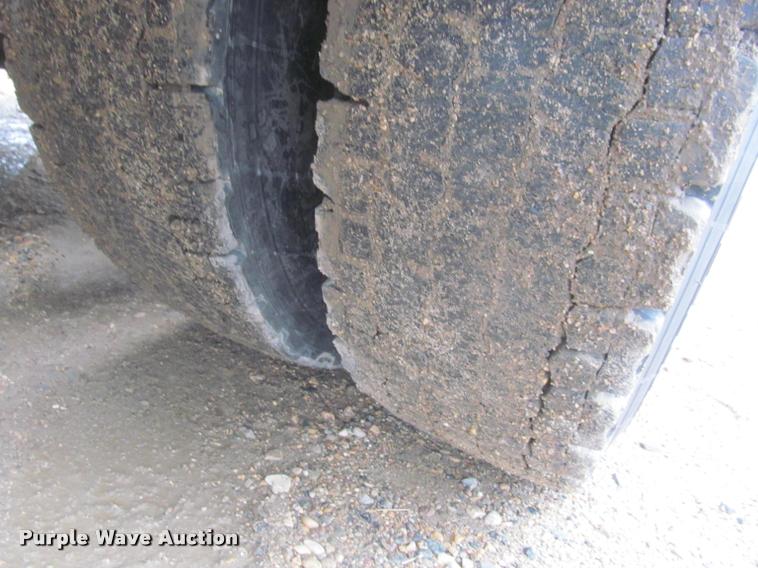 image for item DA1053 2002 Freightliner FLD120 semi truck