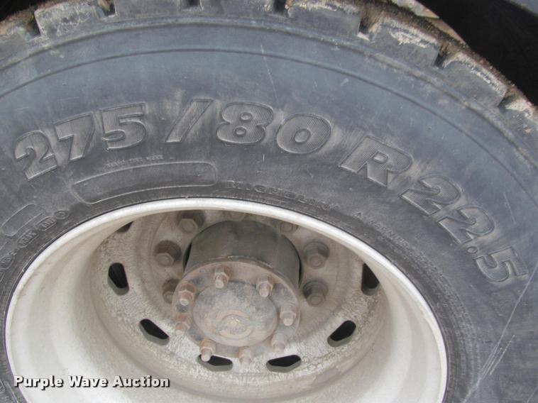 image for item DA1053 2002 Freightliner FLD120 semi truck