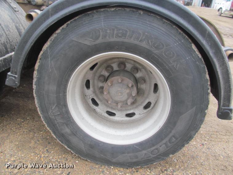 image for item DA1053 2002 Freightliner FLD120 semi truck