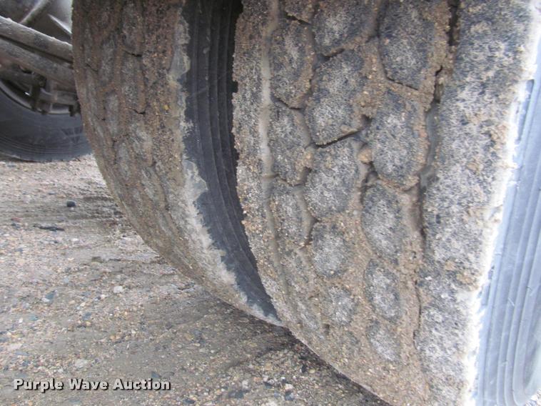 image for item DA1053 2002 Freightliner FLD120 semi truck