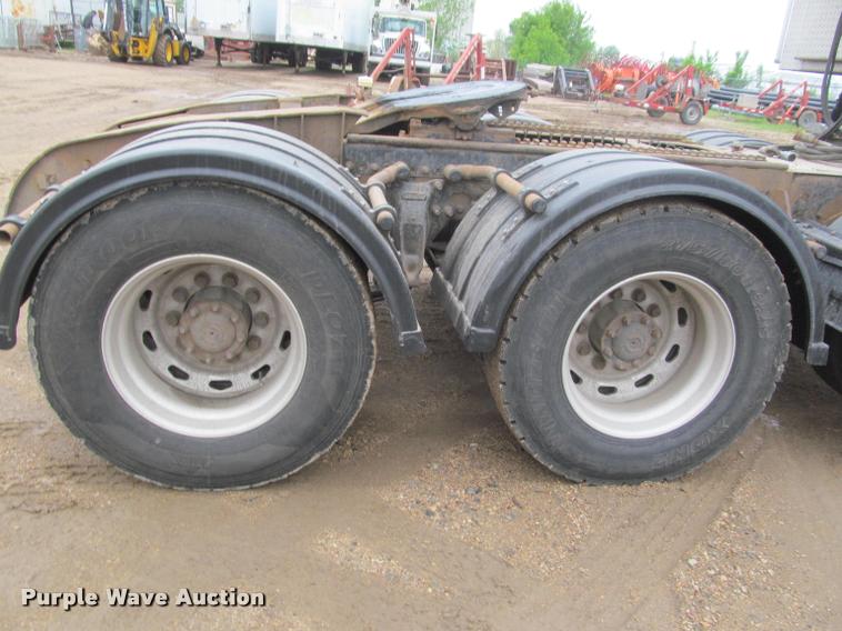 image for item DA1053 2002 Freightliner FLD120 semi truck