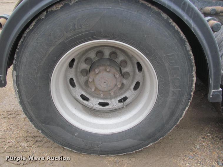 image for item DA1053 2002 Freightliner FLD120 semi truck