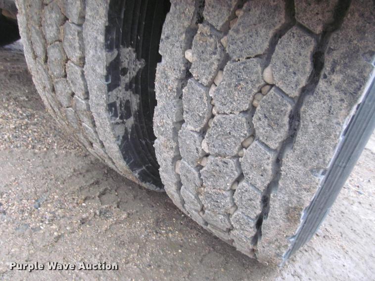 image for item DA1053 2002 Freightliner FLD120 semi truck