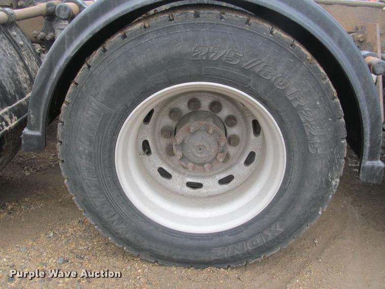 image for item DA1053 2002 Freightliner FLD120 semi truck