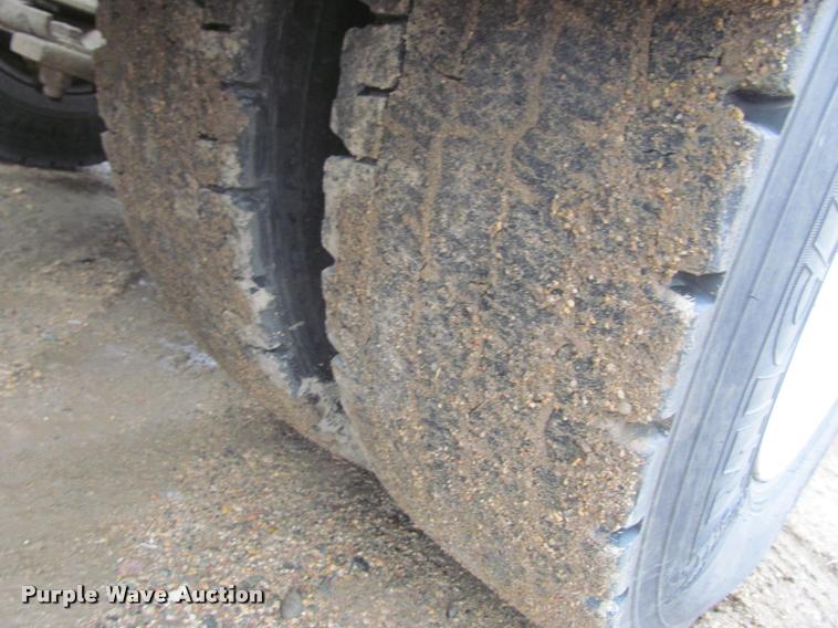 image for item DA1053 2002 Freightliner FLD120 semi truck