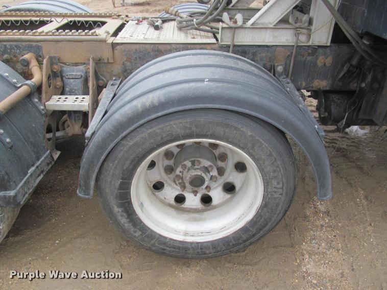 image for item DA1053 2002 Freightliner FLD120 semi truck