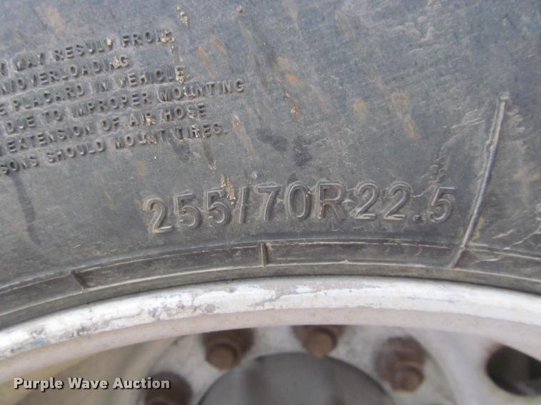 image for item DA1053 2002 Freightliner FLD120 semi truck