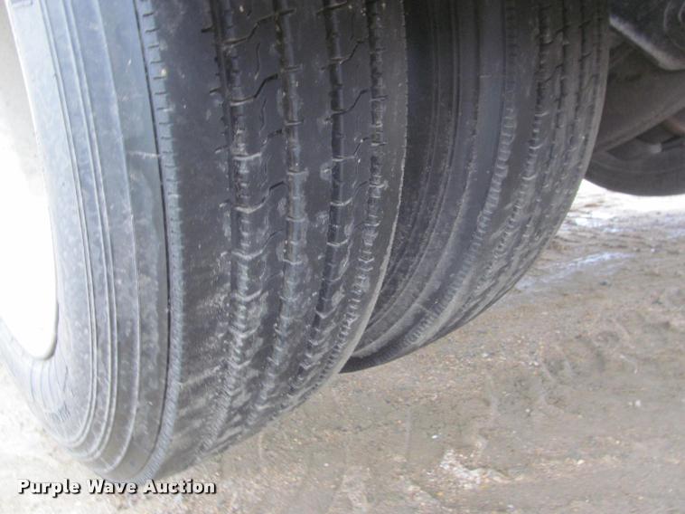 image for item DA1053 2002 Freightliner FLD120 semi truck