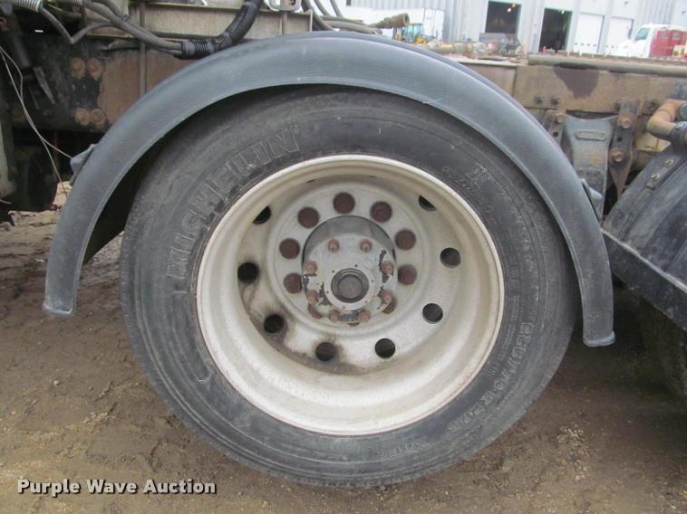 image for item DA1053 2002 Freightliner FLD120 semi truck