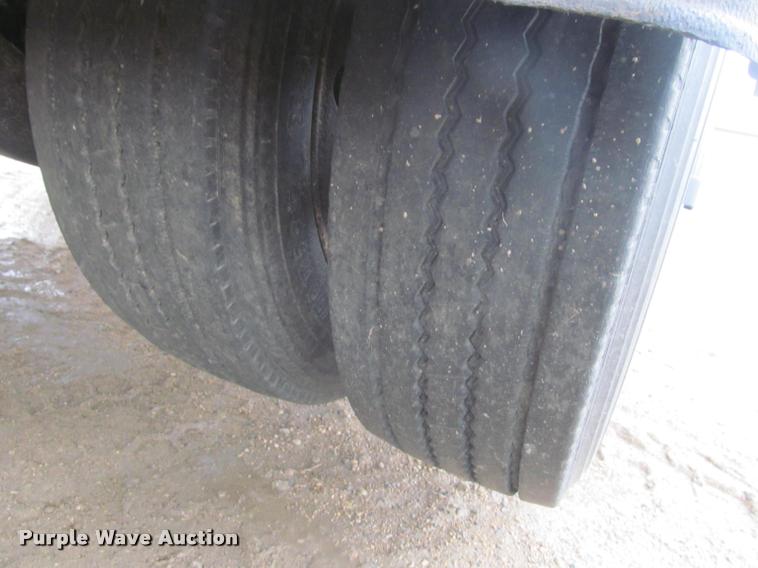 image for item DA1053 2002 Freightliner FLD120 semi truck