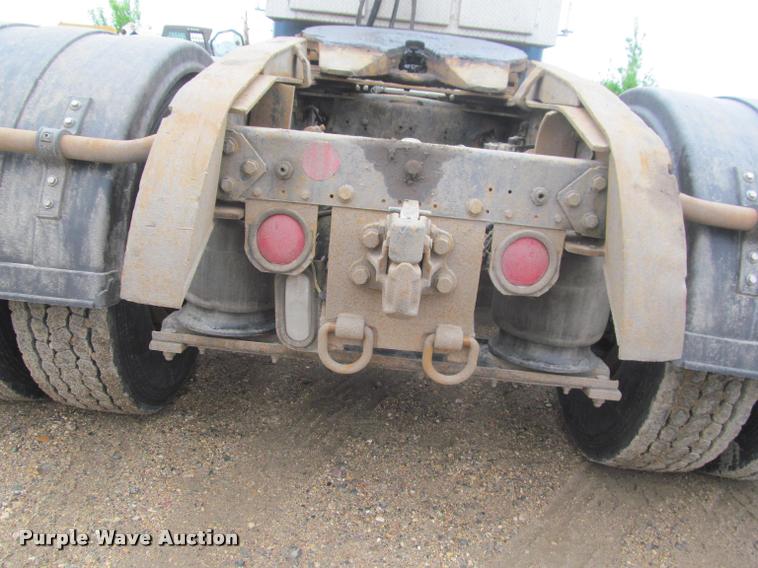 image for item DA1053 2002 Freightliner FLD120 semi truck