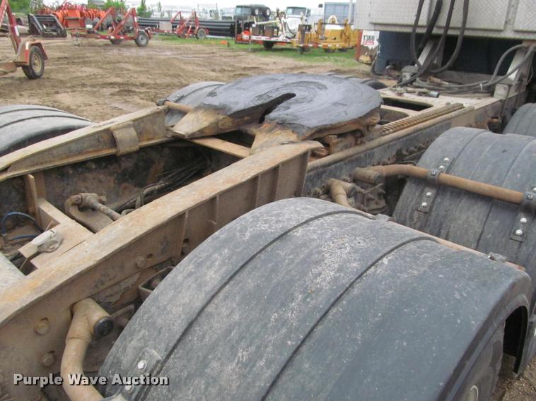 image for item DA1053 2002 Freightliner FLD120 semi truck