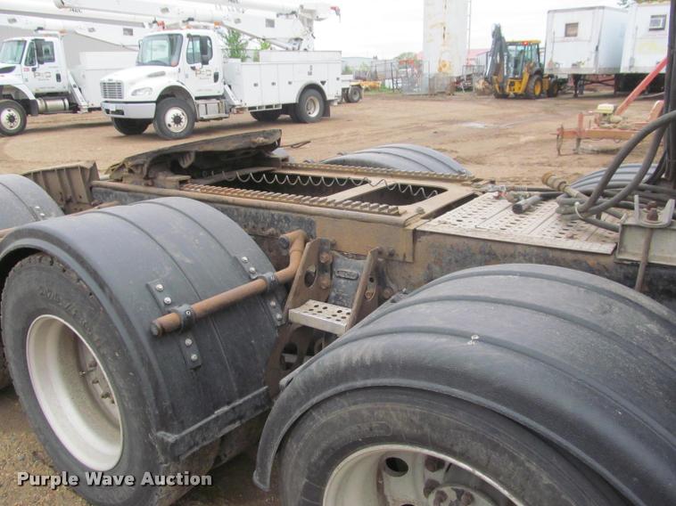 image for item DA1053 2002 Freightliner FLD120 semi truck