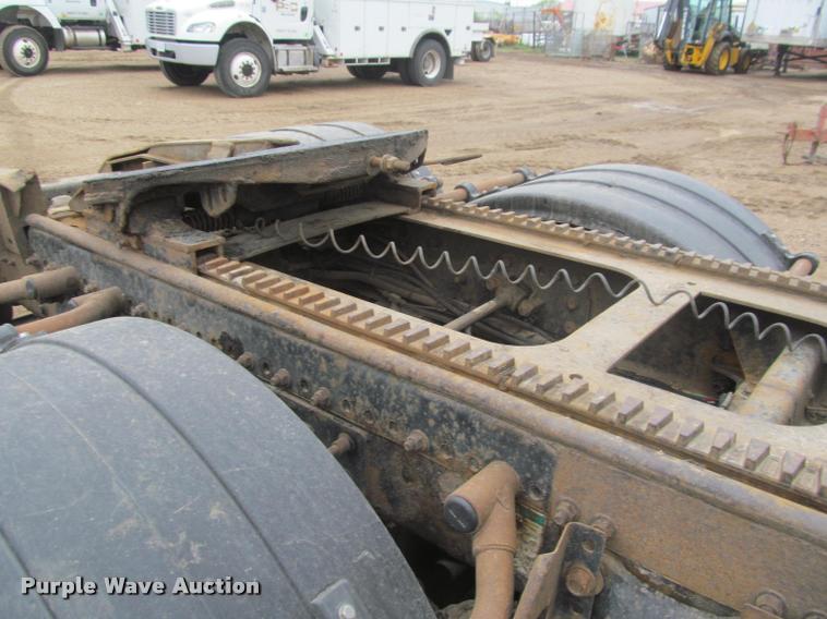 image for item DA1053 2002 Freightliner FLD120 semi truck