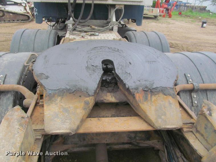 image for item DA1053 2002 Freightliner FLD120 semi truck