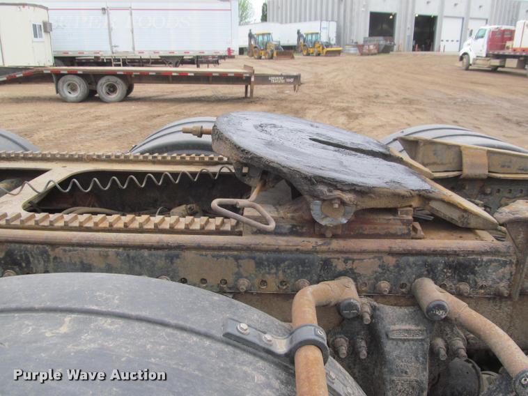 image for item DA1053 2002 Freightliner FLD120 semi truck