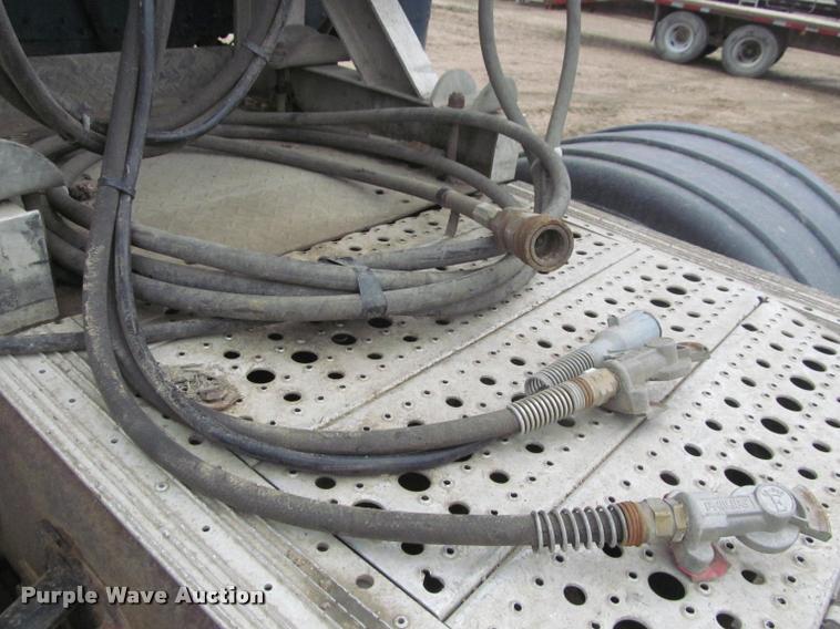 image for item DA1053 2002 Freightliner FLD120 semi truck