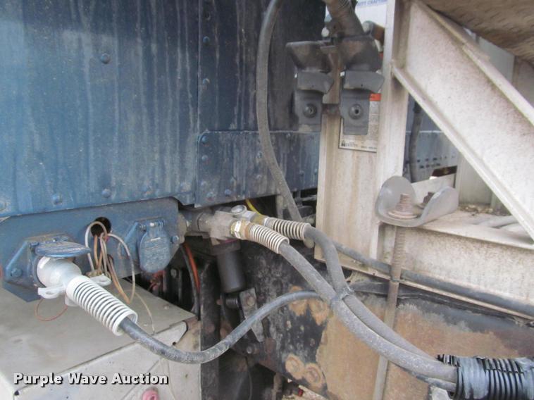 image for item DA1053 2002 Freightliner FLD120 semi truck