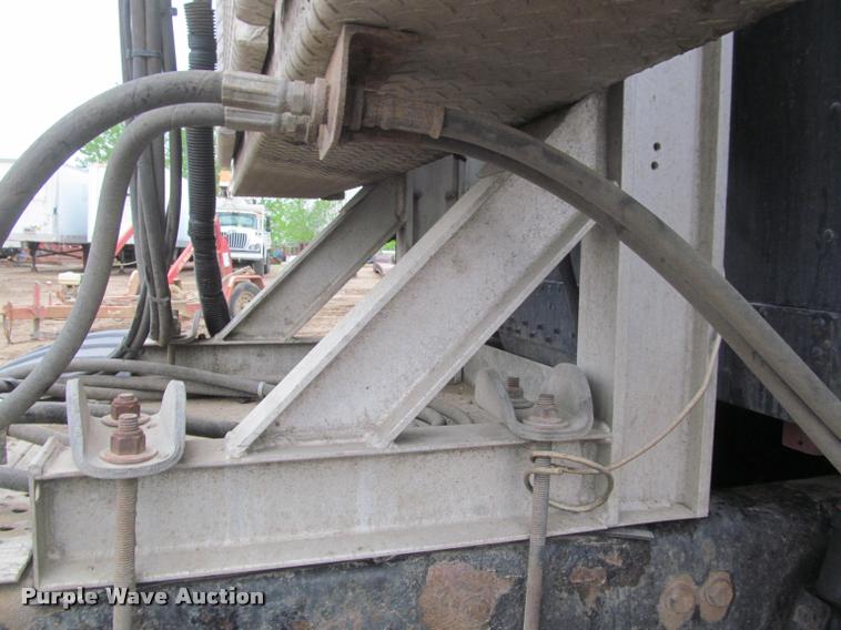 image for item DA1053 2002 Freightliner FLD120 semi truck