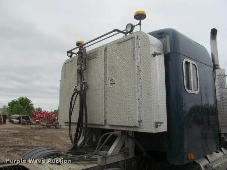 image for item DA1053 2002 Freightliner FLD120 semi truck