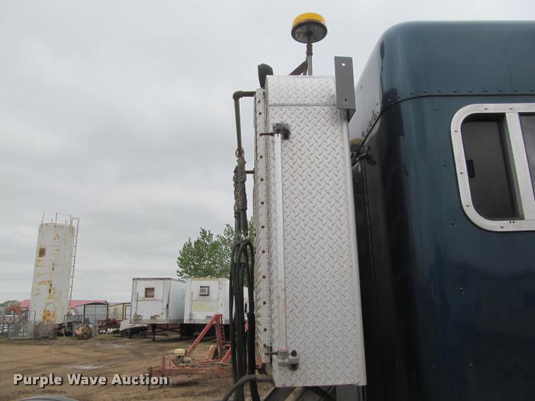 image for item DA1053 2002 Freightliner FLD120 semi truck