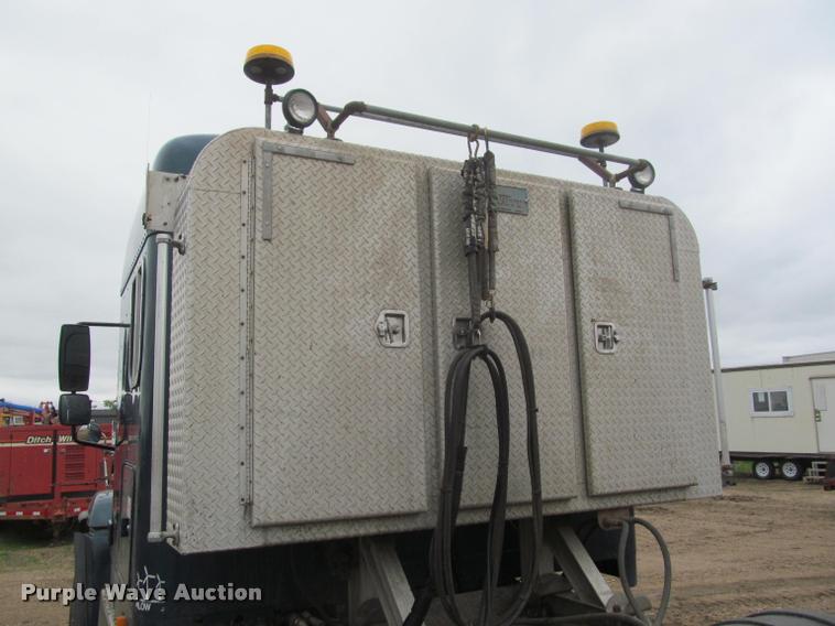 image for item DA1053 2002 Freightliner FLD120 semi truck