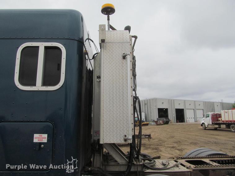 image for item DA1053 2002 Freightliner FLD120 semi truck