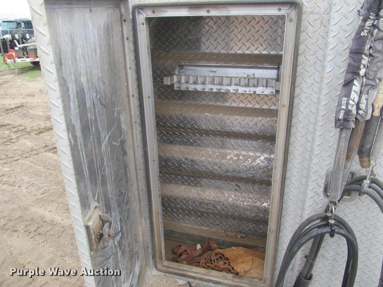 image for item DA1053 2002 Freightliner FLD120 semi truck