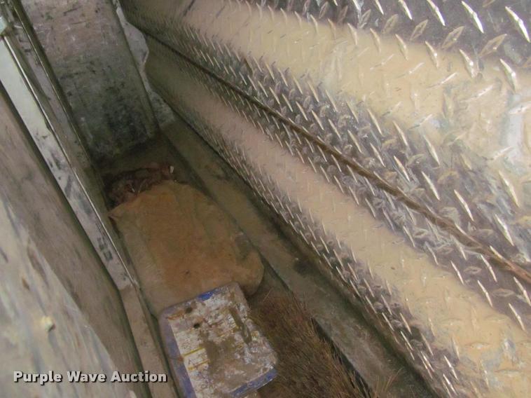 image for item DA1053 2002 Freightliner FLD120 semi truck