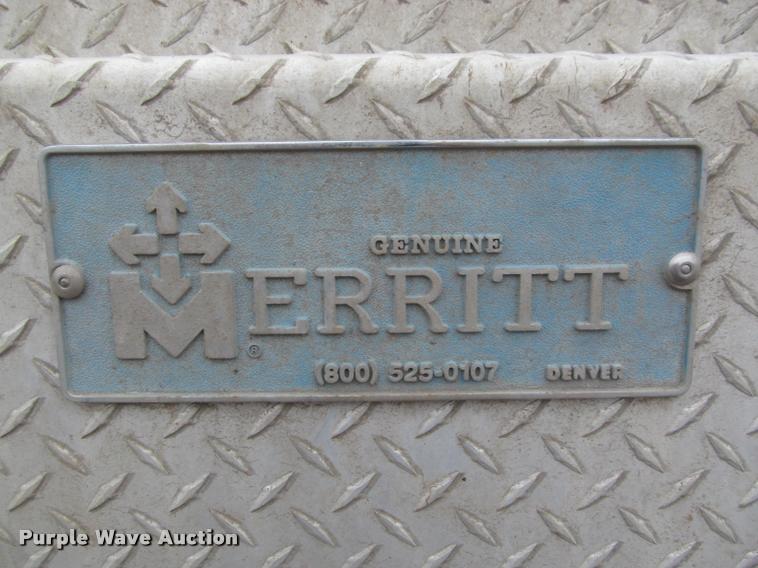 image for item DA1053 2002 Freightliner FLD120 semi truck