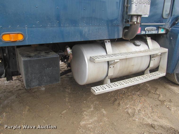 image for item DA1053 2002 Freightliner FLD120 semi truck