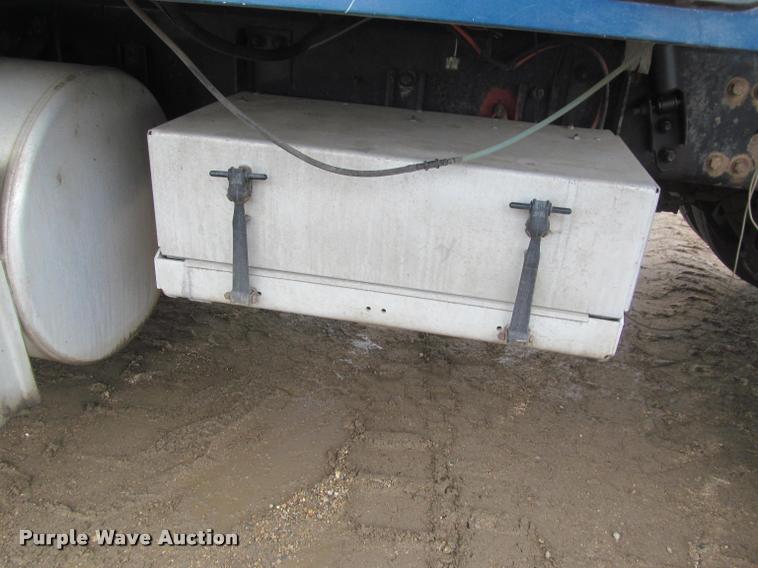 image for item DA1053 2002 Freightliner FLD120 semi truck