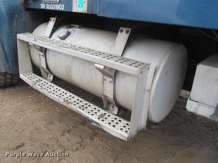 image for item DA1053 2002 Freightliner FLD120 semi truck