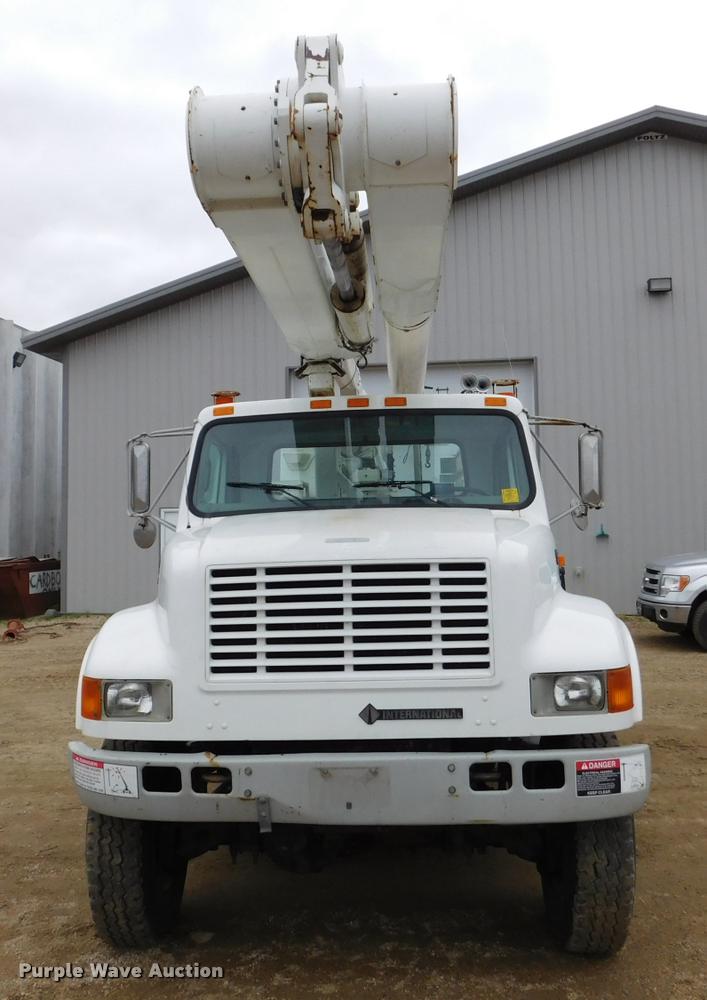 image for item DA1057 2000 International 4800 bucket truck